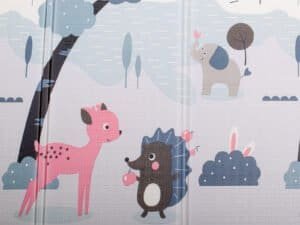 1. Tablou decorativ pentru camera copiilor cu animale și peisaje jucăușe.