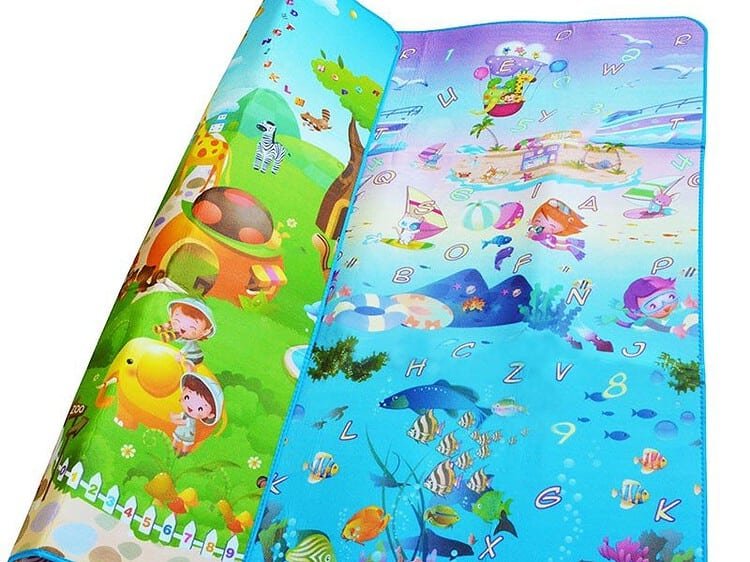 Educațional dublu-verso spumă mat dublu-verso lume marină 190x170cm - Covoraș de joacă din spumă ușor de curățat pentru copii. Fiecare parte a covorașului este imprimată cu un design de culoare diferită. Covorașul este ambalat într-o pungă cu fermoar.