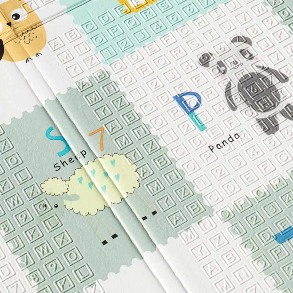 Joc educativ pentru copii cu litere și animale, care stimulează învățarea și dezvoltarea cognitivă.