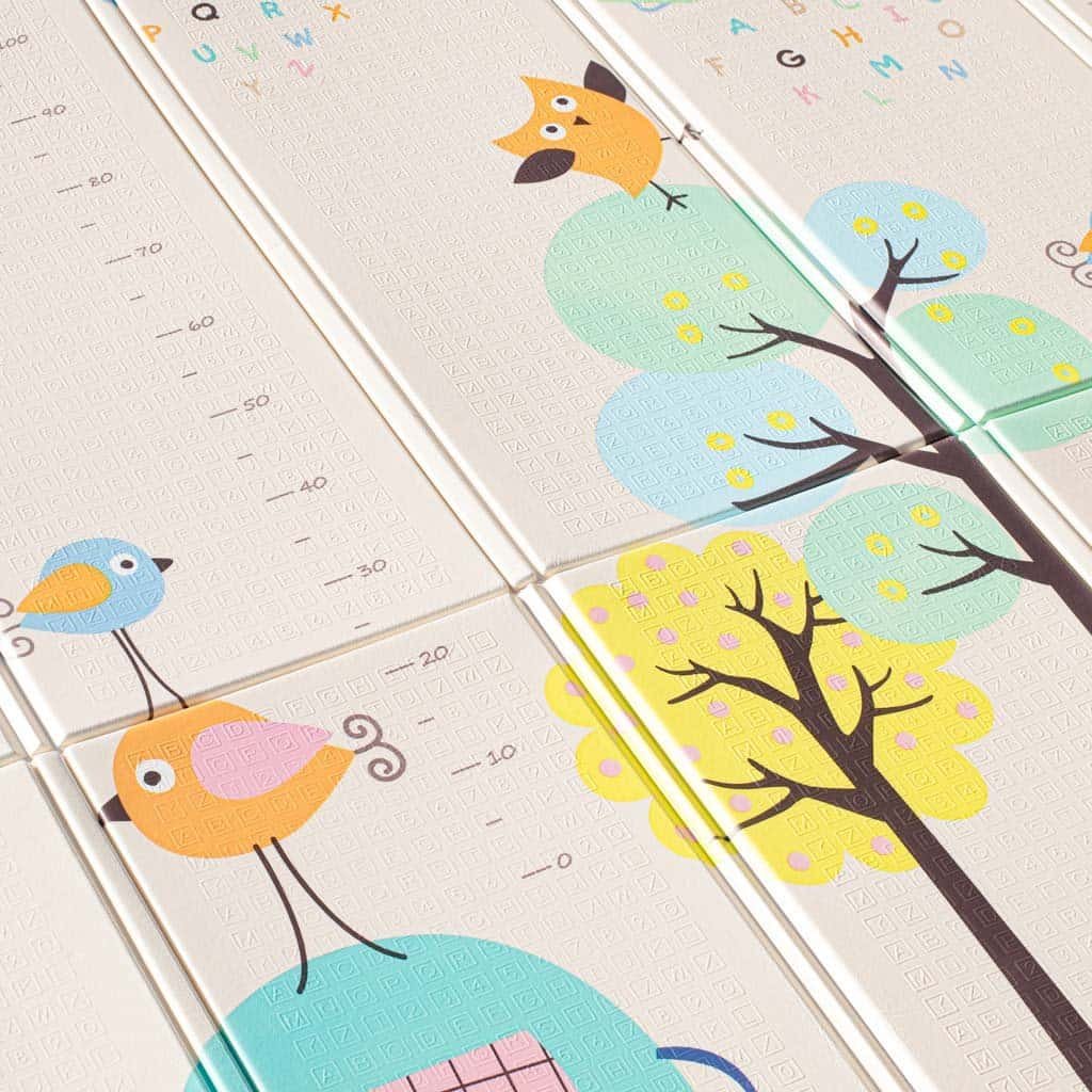 Jucărie de învățare pentru copii, pășune cu păsări și copaci colorati pentru joacă sex y educație.