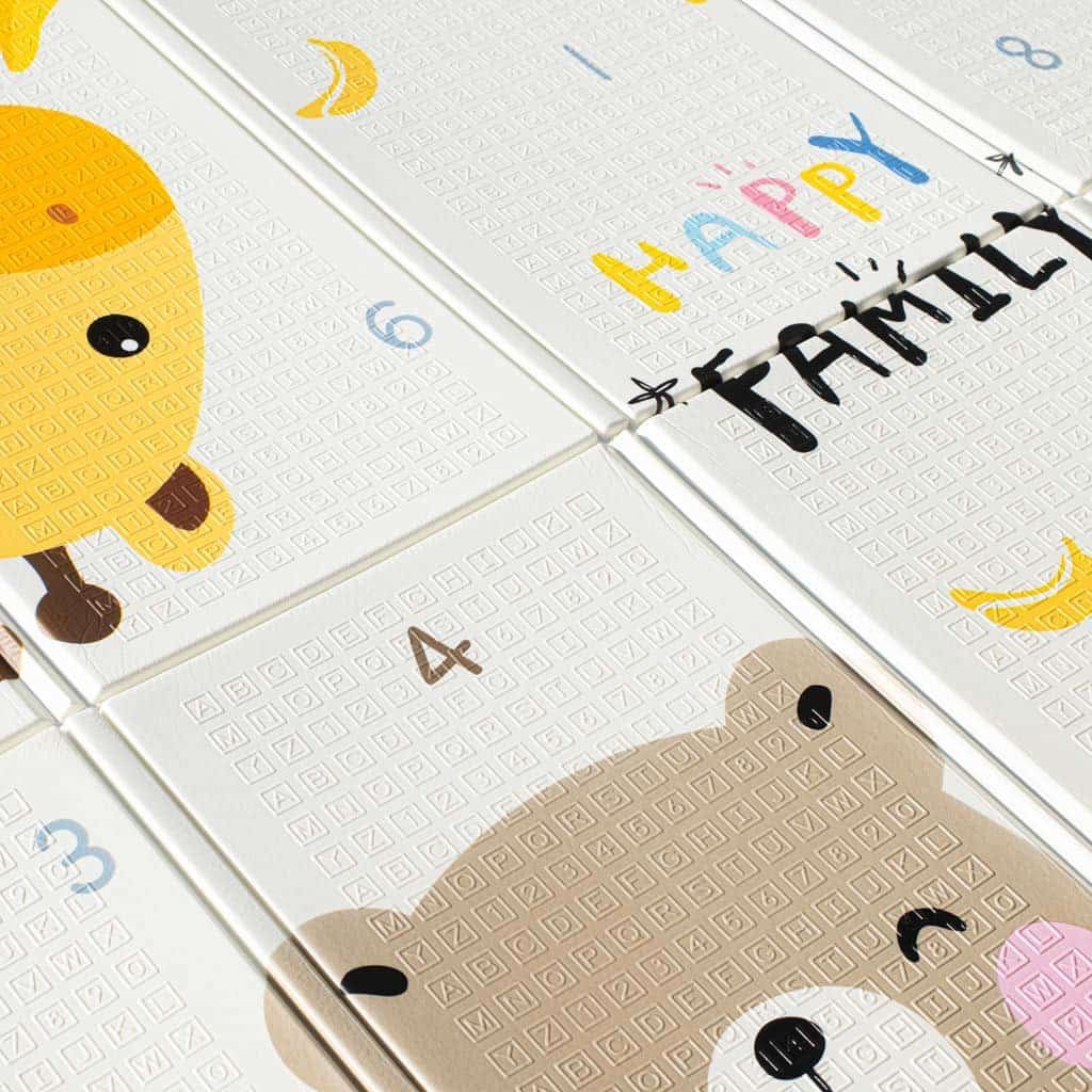 1. Jucărie educativă pentru copii, cub din spumă cu litere și culori vesele.