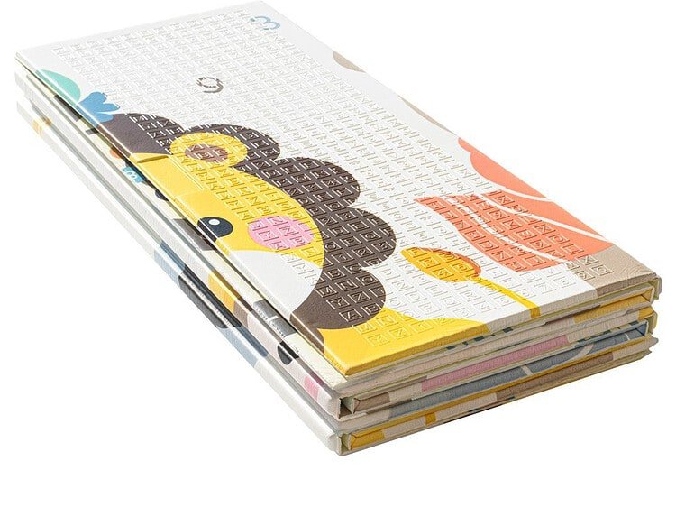 Jucării și cărți pentru copii în casuta de jucării colorată.