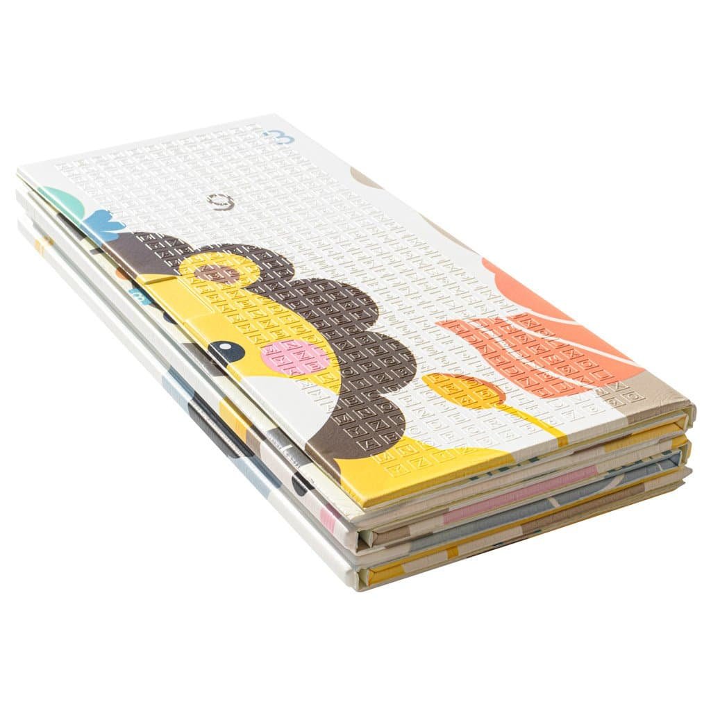 Jucării și cărți pentru copii în casuta de jucării colorată.