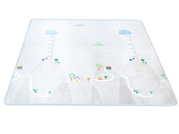 Cropped, covor pentru joaca copii, design aer liber, jucării și natură, decor pentru cameră.