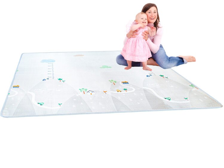 1. Covor de joacă pentru copii, hipoalergenic, cu modele colorate, pentru siguranță și confort.