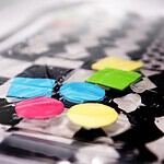 Covoraș de apă gonflabil cu modele contrastante alb-negru 65cm x 50cm - Un covoraș senzorial mare cu apă care poate fi umflat cu aer sau umplut cu apă. Decorat cu lamele într-o nuanță contrastantă. Dispune de blocuri geometrice colorate și mobile. Fabricat din plastic durabil. Culoare: negru și alb. Dimensiuni: 65x50cm.