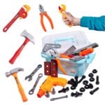 Unelte pentru copii atelier cu unelte 48el. - Mic set de bricolaj - unelte și accesorii esențiale incluse. Îmbunătățește abilitățile manuale ale copiilor mici și îi învață cum să mânuiască corect uneltele. Material: plastic. Vârsta copilului: 3+. Dimensiunile ciocanului: 15 x 6 x 1 cm. Dimensiunile șuruburilor: 5 x 1 cm.
