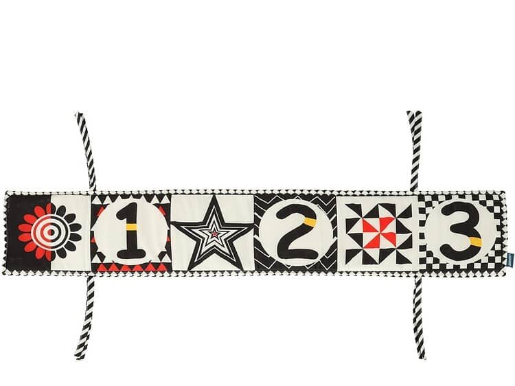 compusă din șase imagini. Culorile contrastante și paginile care foșnesc îl vor interesa pe bebelușul tău și îi vor stimula simțul vizual și tactil. Material: poliester. Design: bufniță. Dimensiuni atunci când este desfășurat: 82x15