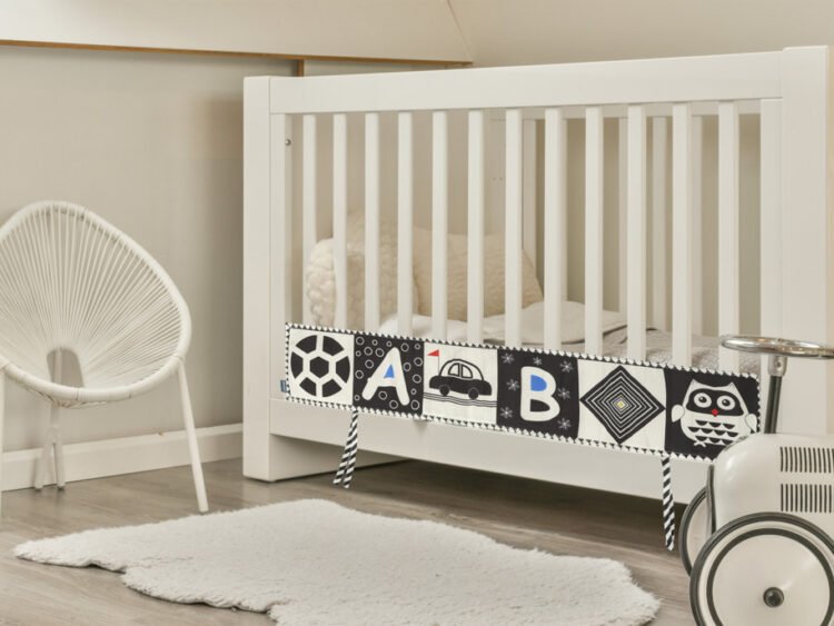 1. Pat amuzant pentru bebeluși cu design modern și sigur pentru camera micuțului.