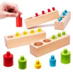 Montessori greutăți cilindrice din lemn Montessori colorate - Greutăți cilindrice colorate din lemn. Ideal pentru a descoperi lumea formelor și a culorilor. Acestea stimulează creativitatea și dezvoltarea corectă a abilităților manuale ale copilului.Setul include: 4 farfurii