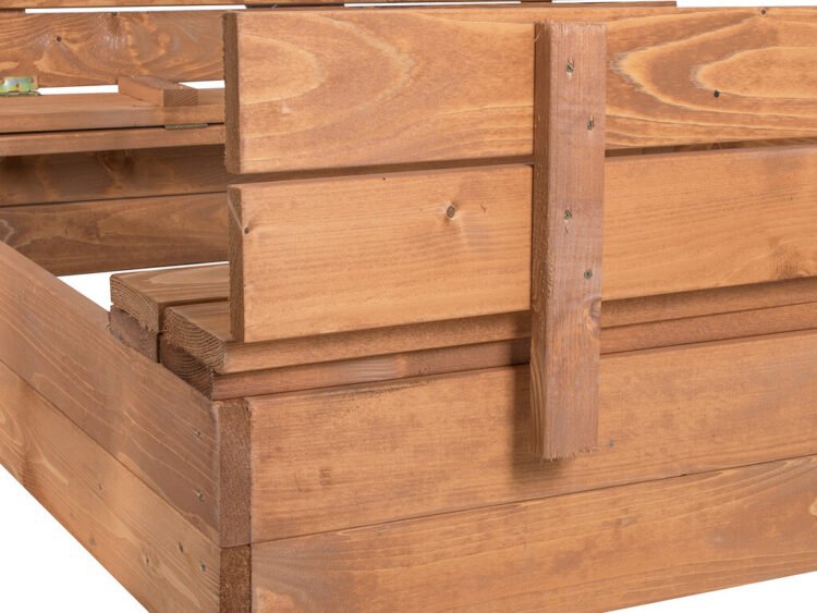 Jucărie din lemn, casă de povești pentru copii, amenajată pentru joacă în aer liber.