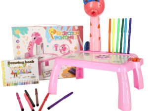 Proiector de proiector masă de proiecție masă de desen girafă roz - Proiector de desene pentru copii în formă de girafă prietenoasă de culoare roz. Desenul cu ajutorul proiectorului dezvoltă abilitățile manuale și îmbunătățește abilitățile de desen. Sunt incluse toate accesoriile necesare pentru micul artist. Dimensiuni: 31 cm x 35 cm x 24 cm.