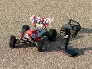 Mașinuță radiocomandată off-road, adaptată pentru joacă pe nisip și teren accidentat, ideal pentru copii și pasionați de mașini RC.