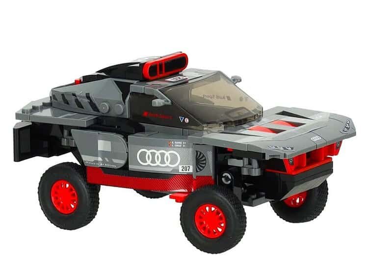 1.Automobil de jucărie LEGO Technic Audi RS Q e-tron, pentru copii mici și colecționari.