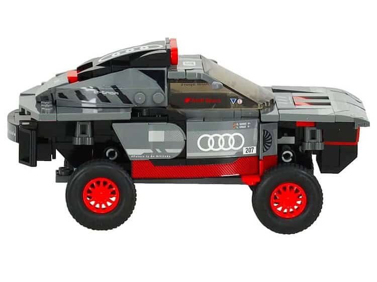 1. Mașinuță Lego pentru copii, model rally sport cu logo Audi și culori gri și roșu.