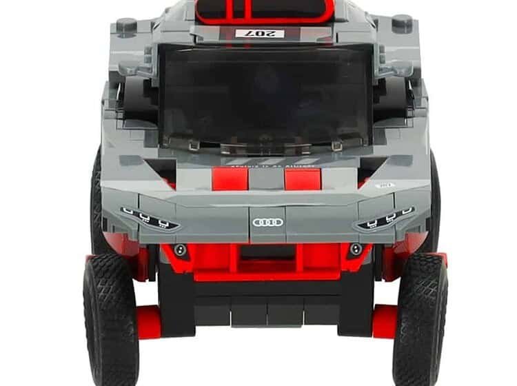 Mașină construită din cărămizi LEGO, design modern și detaliat, ideală pentru jocuri imaginative și colecție.