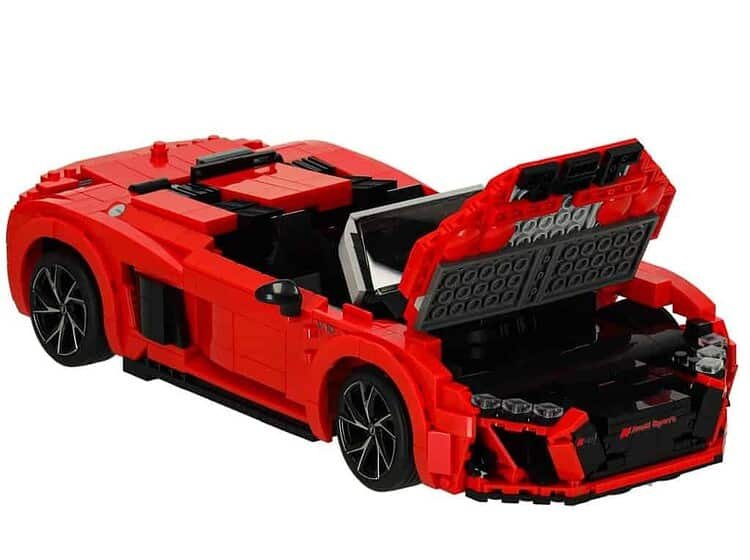 1. Mașină construită din lego roșu, detalii realiste, pentru joc și colecție.