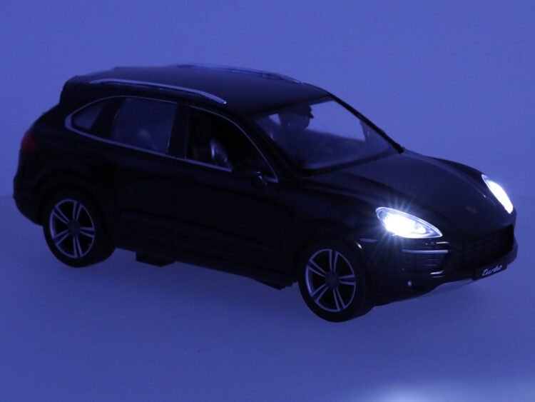 Mini mașină de jucărie neagră cu lumini aprinse pentru copii, pentru joc și aventură acasă.