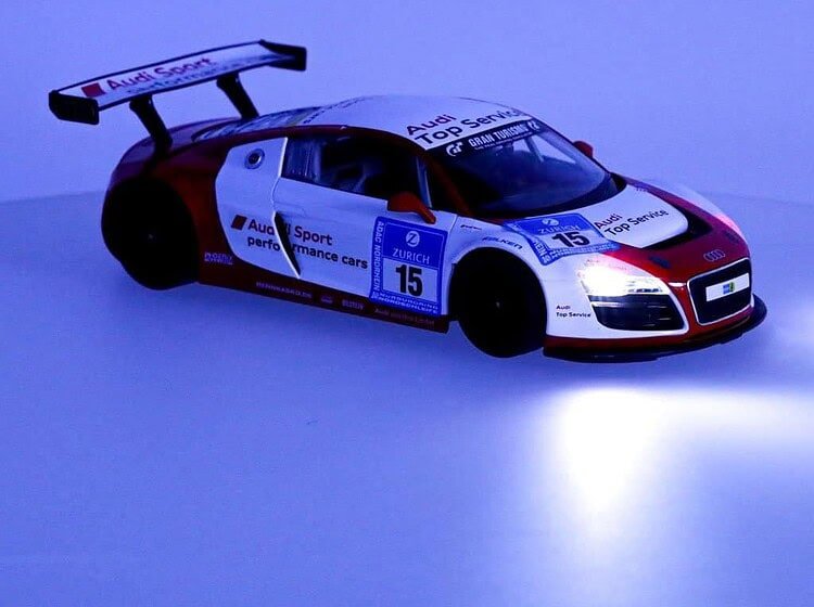 Radio control mașină sport pentru copii, design realist și performanță ridicată.