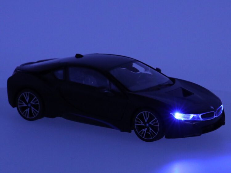 Mașină toy electrică de lux pentru copii, model sport cu lumini LED, perfectă pentru joacă și aventuri.