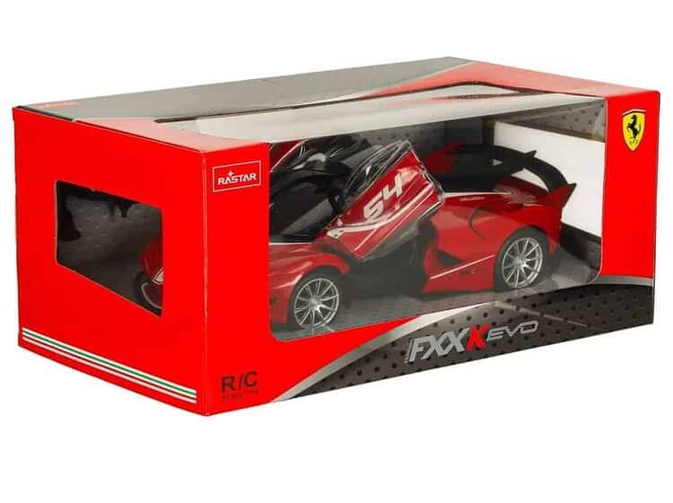 Mașinuță RC Ferrari roșie pentru copii, în cutie cu geam transparent, ideală pentru joacă și colecție.