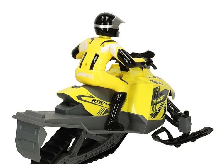 Pilot cu cască pe jucărie de motocross electrică pentru copii, ideală pentru joacă în aer liber.