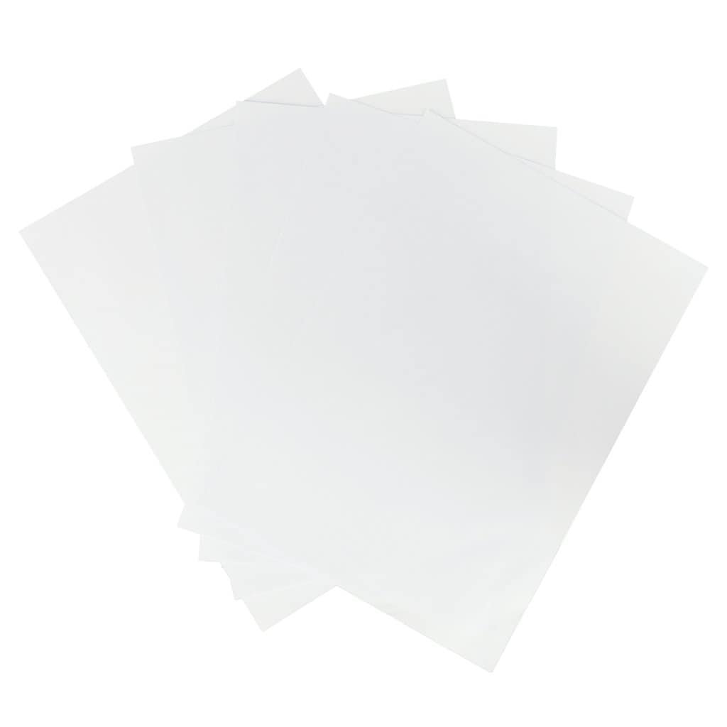 Jucării din carton pentru copii, spațiu de joacă și activități recreative.