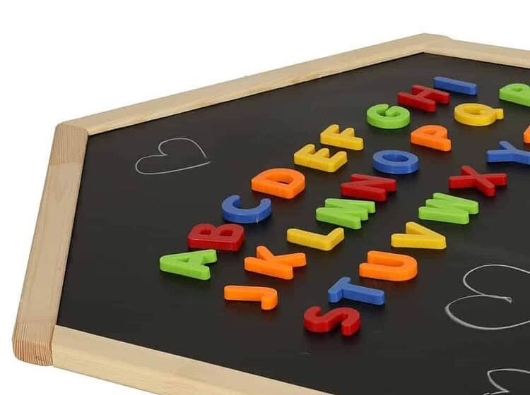 1. Tablașă magnetică pentru copii cu litere colorate și cifre.