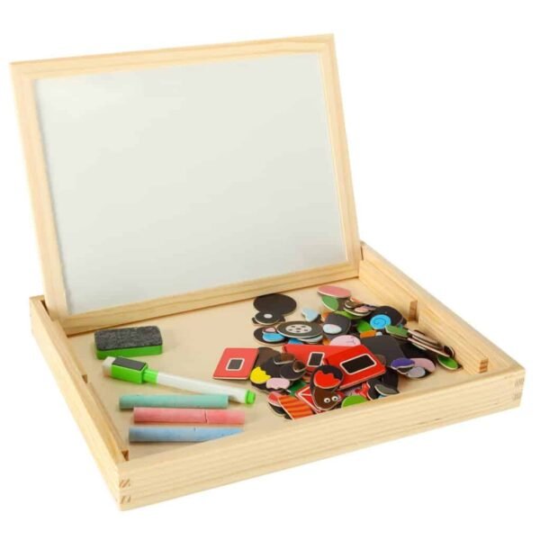 Tablă magnetică multifuncțională de bord mare model A - Dimensiuni: 30cm lungime 23cm lățime 3cm înălțime.Tablă albă cu două funcții: Partea albă magnetică este folosită pentru puzzle-uri colorate și pentru a scrie cu un marker. Partea neagră a tablei este utilizată pentru scrisul tradițional cu cretă.