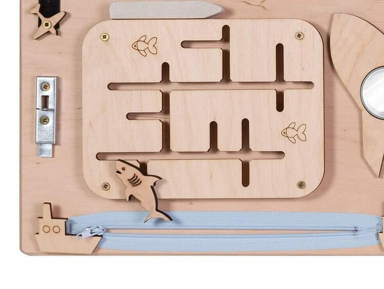 copiii își satisfac curiozitatea înnăscută. Material: lemn. Dimensiuni: 75x50cm