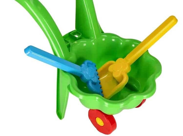 Jucarie de plaja pentru copii, prezentare in cos cu lopata si grebla colorate.