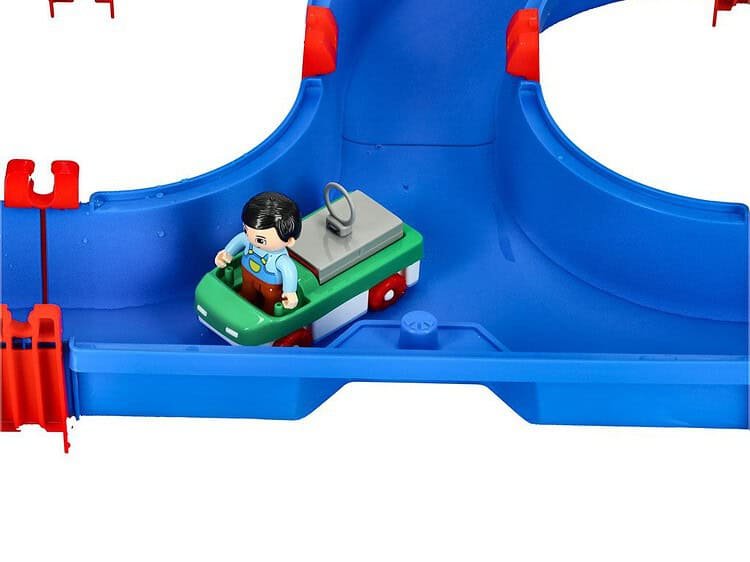 Banc de joacă pentru copii cu cale rulantă și figurine jucărie colorate, ideal pentru joacă în aer liber.