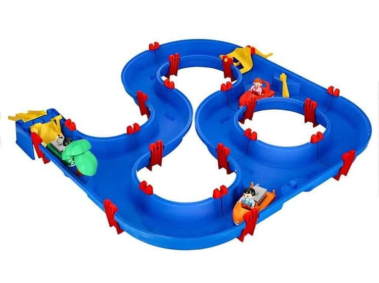 Colorat, mică cursă de mașini pentru joacă sigură și distractivă pentru copii.