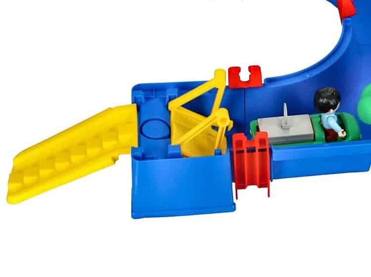 Jucarie pentru copii, covor de joaca, model cu pistă și figurine, destinat distracției și dezvoltării copilului.