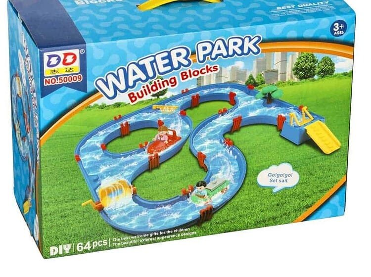 Una porție de conținut inconjurata de jucarii copii, construire rău, construcție, apă, pentru joacă în aer liber.