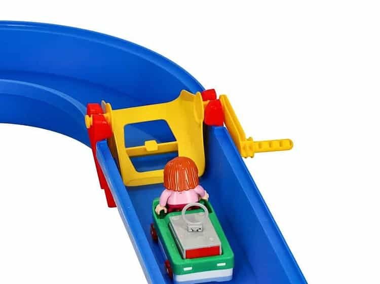 Jucărie pentru copii, tobogan și spațiu de joacă sigur.