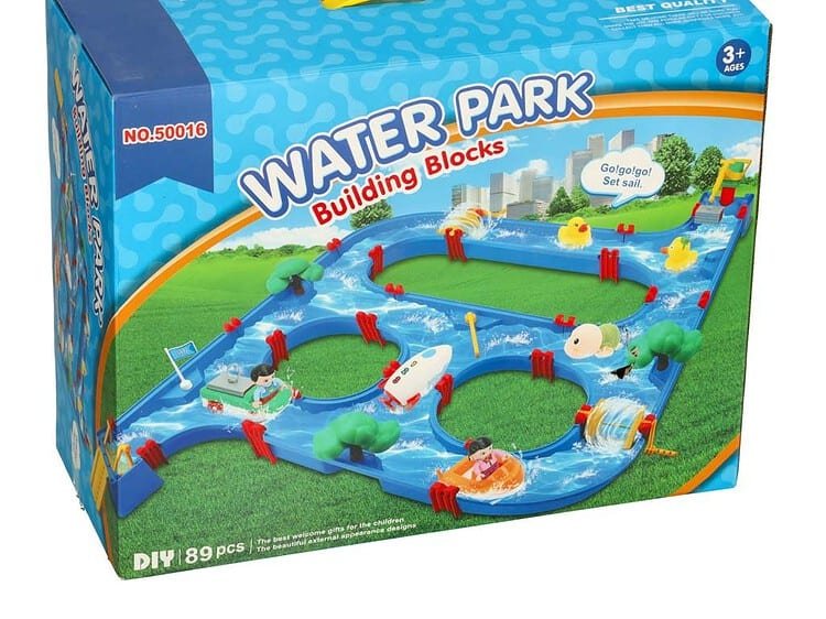 Jucărie de apă pentru copii, construire cu blocuri, distracție în grădină.