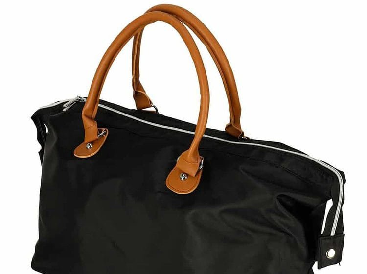 1. Geantă de voiaj neagră cu mânere din piele maro, perfectă pentru călătorii și vacanțe.