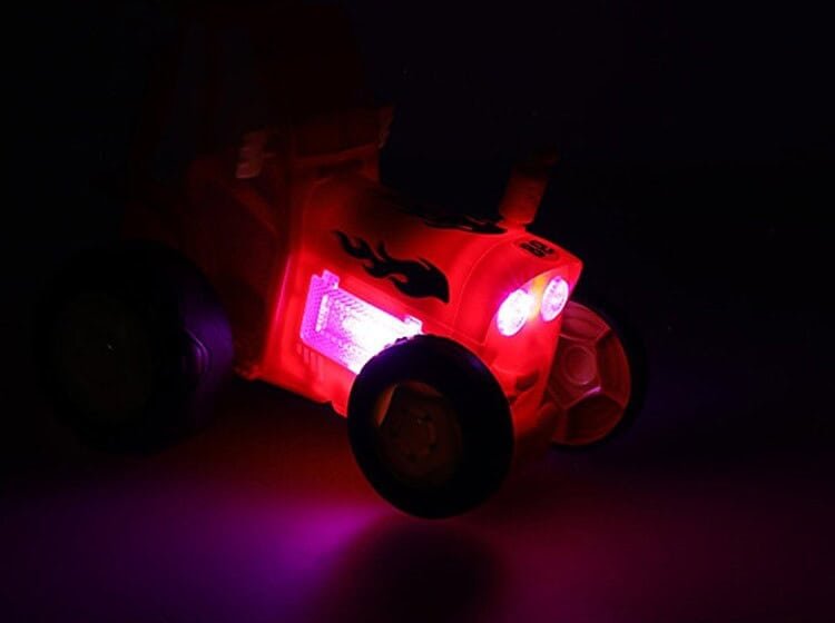 Jucărie mașinuță pentru copii cu lumini LED, potrivită pentru grădiniță și joacă în aer liber.