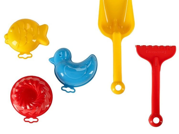 Jucării plaja pentru copii, set cu lopățică, greblă și forme de nisip în culori vesele.