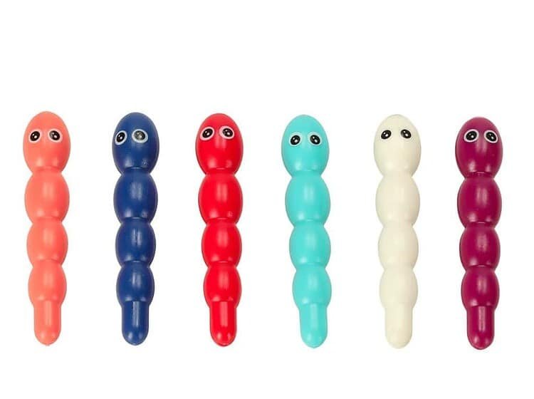 1. Jucarie din plastic cu forma de mijloc, culori pastel și ochi mari pentru copii mici.