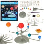 Kit de educație pentru sistemul solar DIY - Un model al sistemului solar pe care îl poți asambla și picta singur. Stimulează imaginația și abilitățile manuale ale copilului. Încurajează o cunoaștere mai profundă a cosmosului. Inclus: planete din plastic