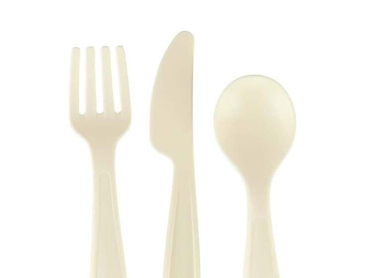 Set de tacâmuri din plastic pentru copii, furculiță, cuțit și lingură.