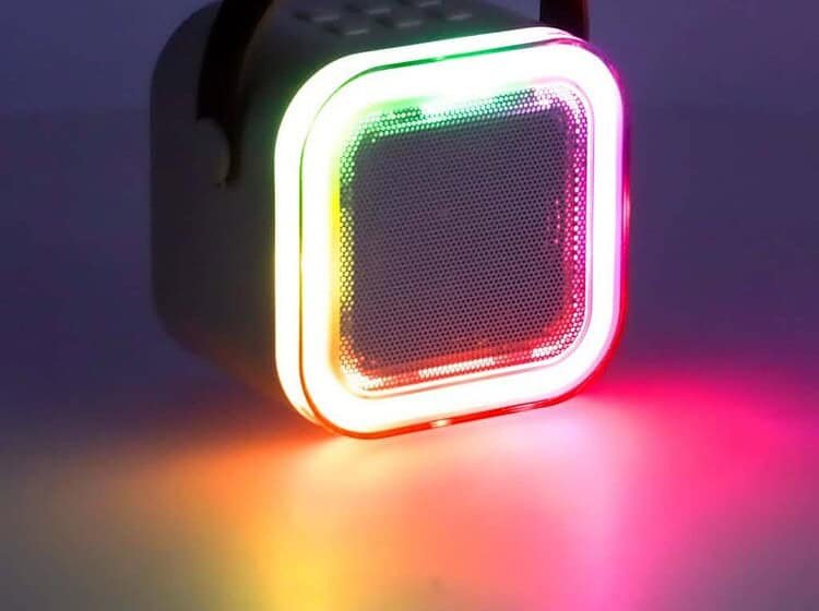 Difuzor portabil cu lumini LED RGB, sunet de calitate, perfect pentru petreceri și distracție.