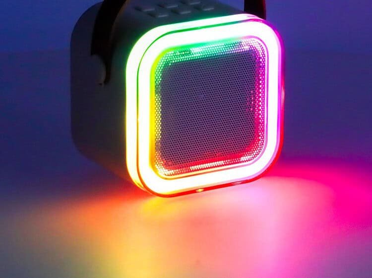 Breloc difuzor portabil cu lumini LED colorate pentru petreceri și decorare muzicală.