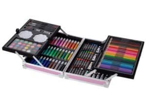 Colorate set de creioane, markere și accesorii pentru jocuri și activități creative pentru copii.