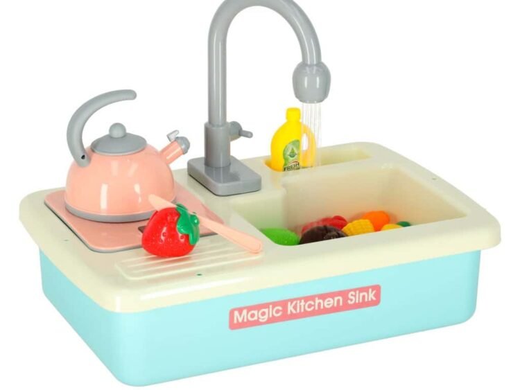 Jucărie bucătărie de joc pentru copii cu accesorii și o chiuvetă funcțională.