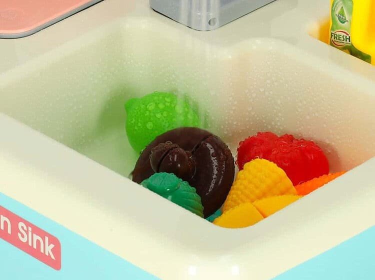 Jucării din previously diverse în chiuvetă, pentru copii, aventurează-te în joc cu Jucării pentru copii.