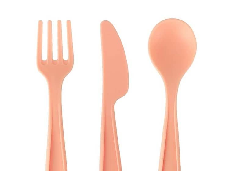 1. Tacâmuri din plastic roz, set pentru copii, ușor de manevrat și igienic.