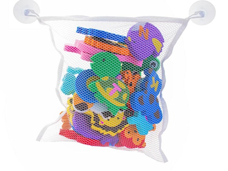 Jucării pentru copii în sac de plasă, diversitate și culoare vibrantă pentru joacă sigură.